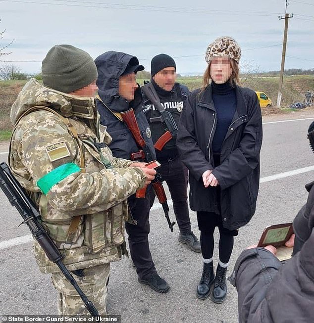 https://www.dailymail.co.uk/news/article-10722185/Ukrainian-border-guards-claim-stopped-male-deserter-dressed-womens-clothing.html